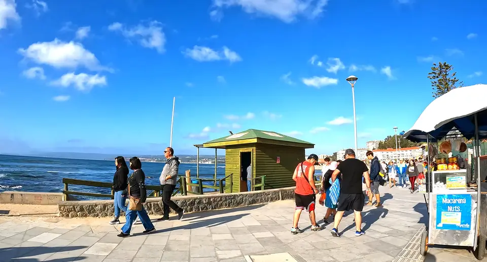 Paseo costero de Algarrobo con visitantes junto al mar, comuna del litoral central de Chile